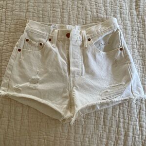 High waisted Levi’s white shorts size 25